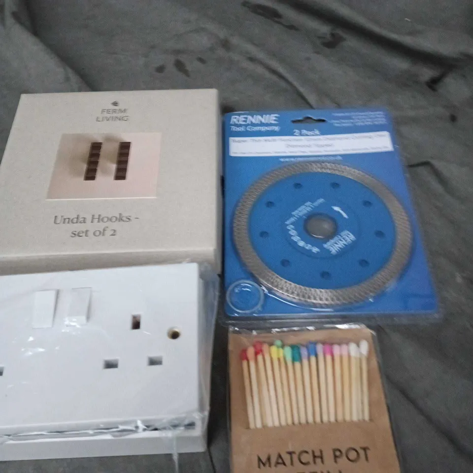 APPROXIMATELY 15 ASSORTED HOUSEHOLD ITEMS TO INCLUDE PLUG SOCKET, MATCH POT REFILL AND FERM LIVING UNDA HOOKS