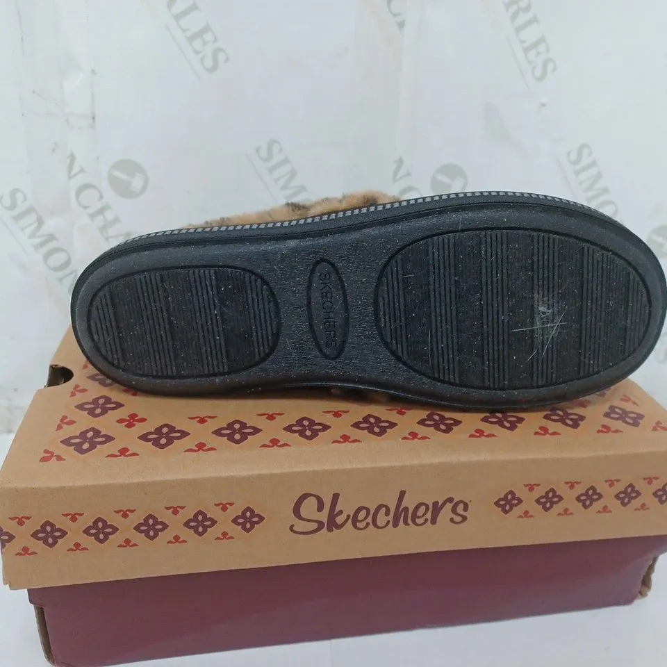 BOXED PAIR OF SKECHERS COZY CAMPFIRE FRISKY GAL LEOPARD FUR LINED SLIPPERS IN BLACK SIZE 6