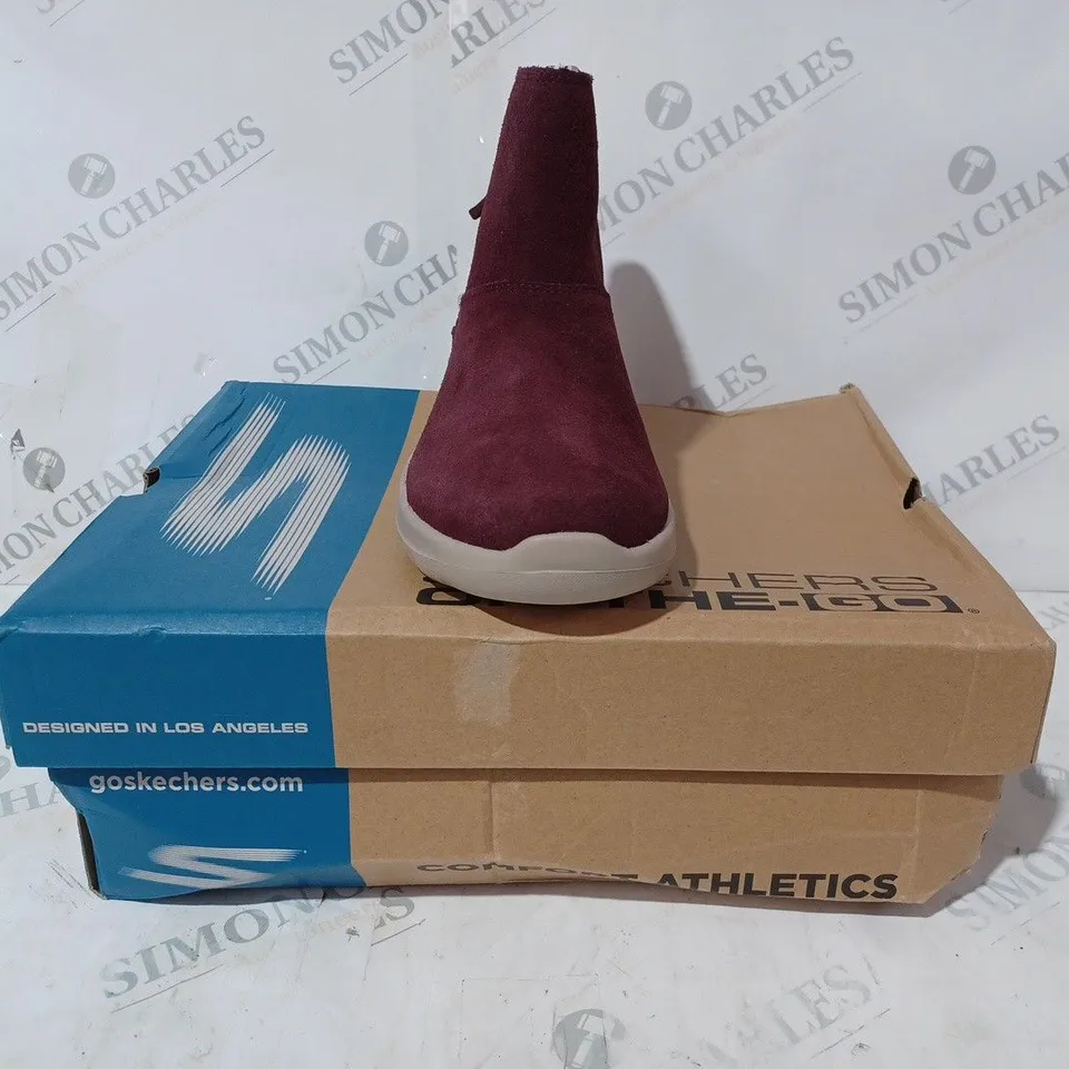 BOXED PAIR OF SKECHERS ZIP ANKLE BOOTS BURGUNDY - SIZE 4.5