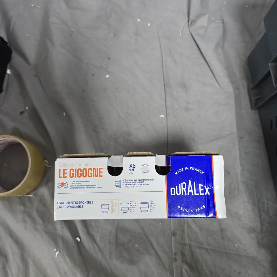 TOTE OF APPROXIMATELY 6 GLASS/CERAMICS TO INCLUDE: MUGGINGS MUG AND DURALEX TUMBLERS