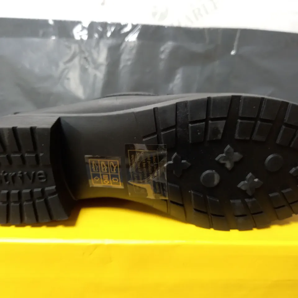 STRIVE SEVILLE SLIP ON SHOES IN BLACK - UK 6.5