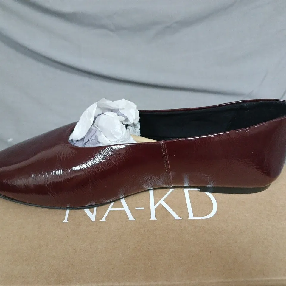 BOXED NA-KD AUBERGINE PATENT LEATHER BALLET FLATS – UK 6 (EU 39) 