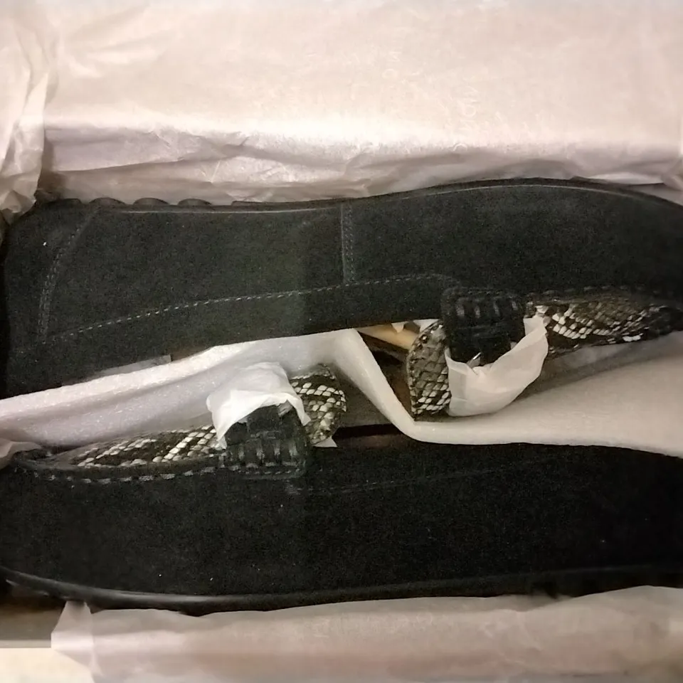 3 SHOE BOXES OF VIONIC SHOES INCLUDING 2 × JOJO OMBRE BLACK TRAINERS SIZE 3, HONOR DAYNA BLACK LOAFERS SIZE 7