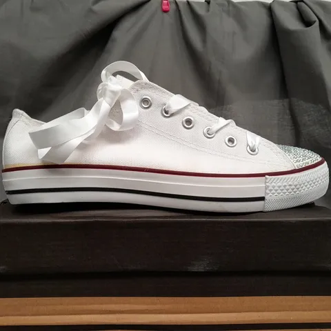 BOX OF APPROX 9 UNBRANDED WHITE TRAINERS IN VARIOUS SIZES