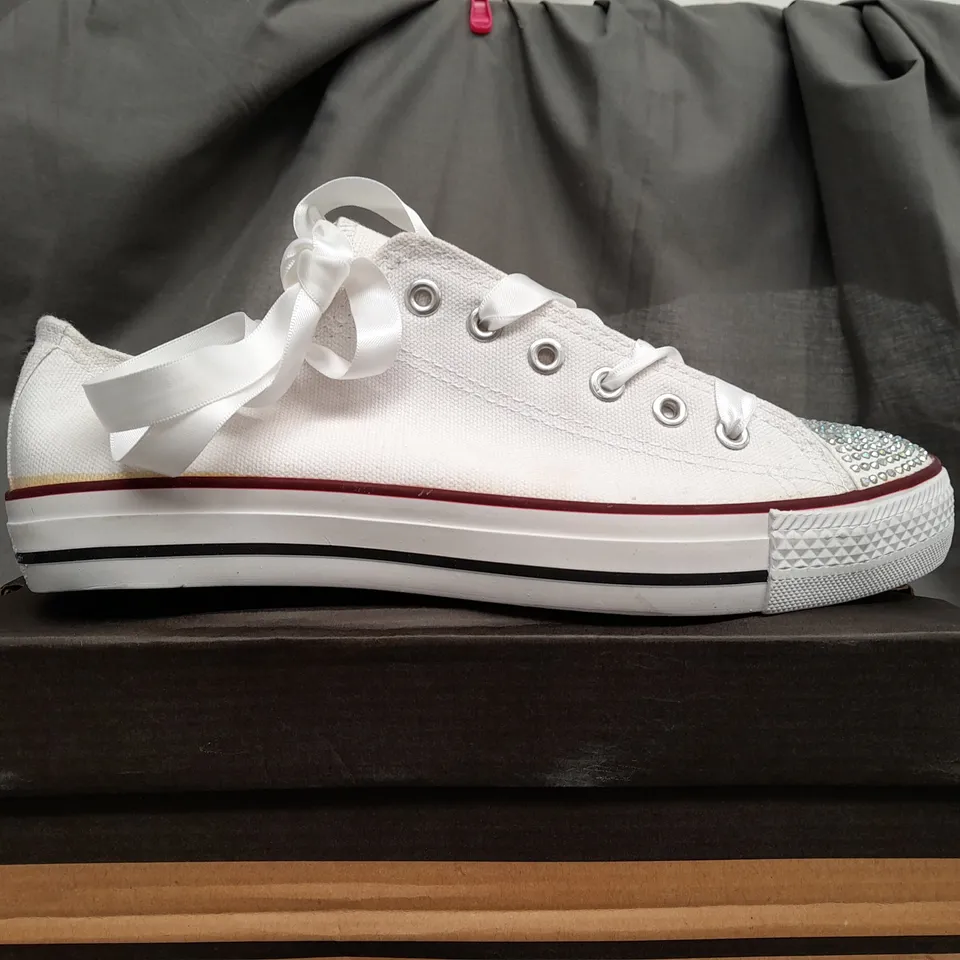 BOX OF APPROX 9 UNBRANDED WHITE TRAINERS IN VARIOUS SIZES