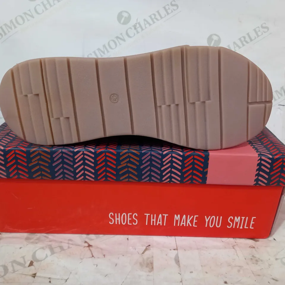 BOXED PAIR OF MOSHULU TARAZONA TRAINERS IN PEBBLE COLOUR UK SIZE 6