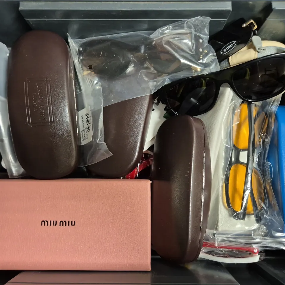 APPROXIAMTELY 15 ASSORTED SUNGLASSES/SPECTACLES IN VARIOUS DESIGNS TO INCLUDE MICHAEL KORS, MIU MIU, RAY-BAN, ETC