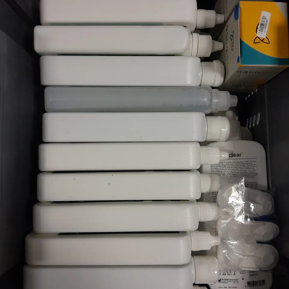 APPROXIMATELY 25 ASSORTED CONTACT LENS ACCESSORIES TO INCLUDE CASES & SOLUTION