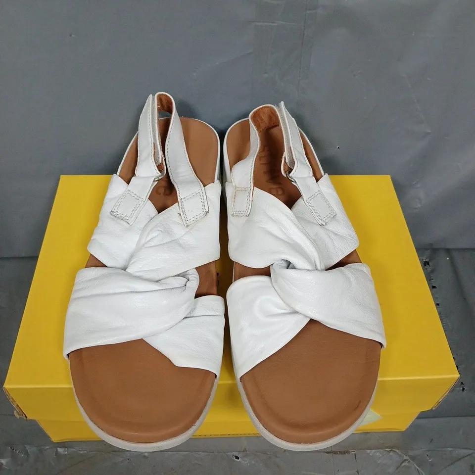 BOXED PAIR OF STRUVE TAHITI SANDALS - UK SIZE 6