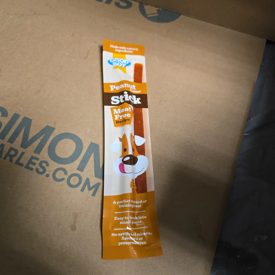 APPROXIMATELY 9 ASSORTED PET ITEMS INCLUDING BUTCHERS DOG FOOD AND GOOD BOY PEANUT STICK 