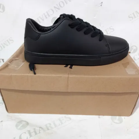 BOXED PAIR OF HYPE SHOES IN BLACK UK SIZE 3