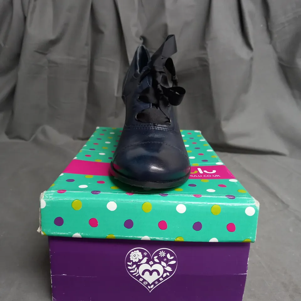 BOXED PAIR OF MOSHULU NAVY BLUE HIGH HEELS SIZE EU 40 