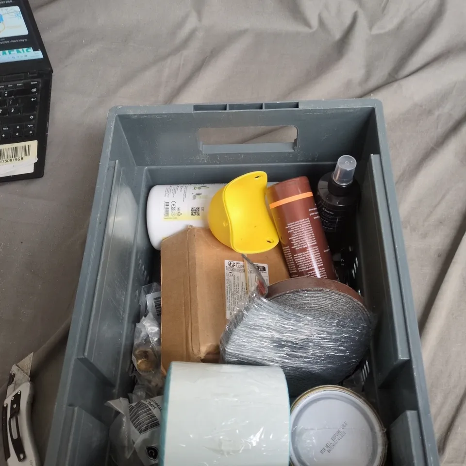 TOTE OF APPROXIMATELY 12 ASSORTED ITEMS TO INCLUDE: FRANKIE AND ME BAG 