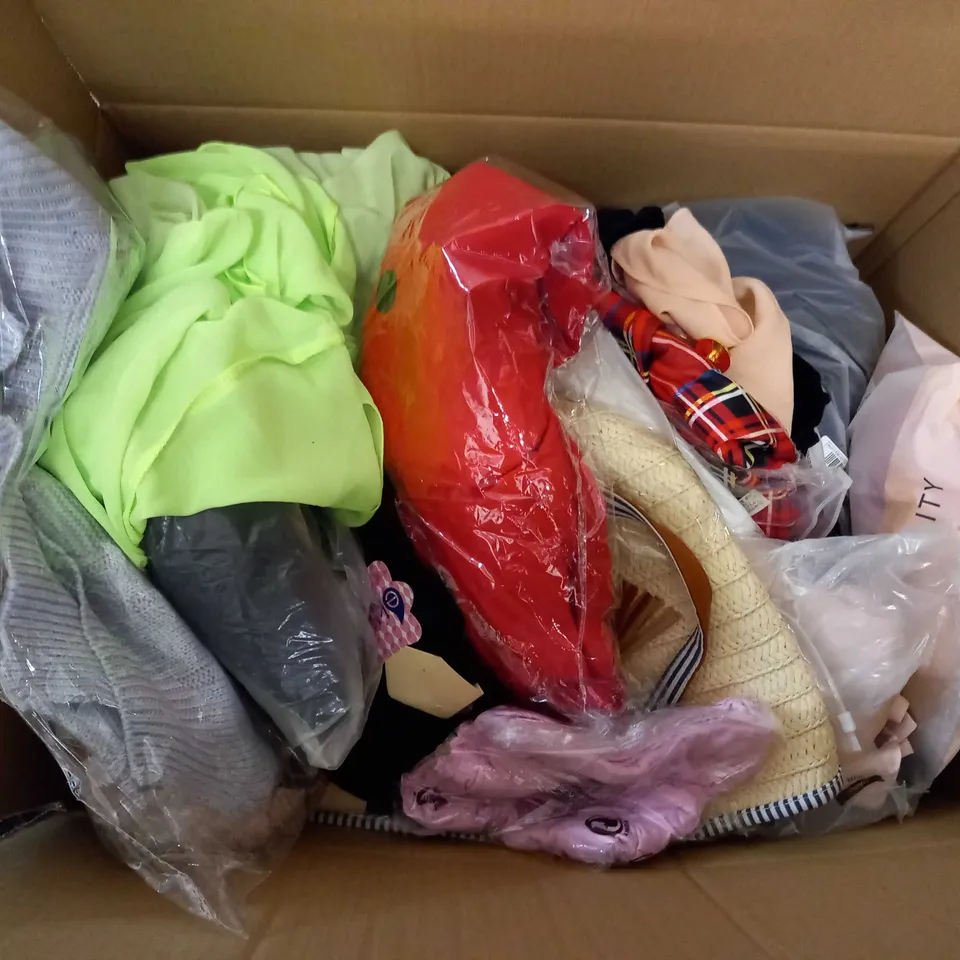 LARGE QUANTITY OF CLOTHING ITEMS TO INCLUDE DRESSES, SWEATERS, JEANS, T-SHIRTS, ETC