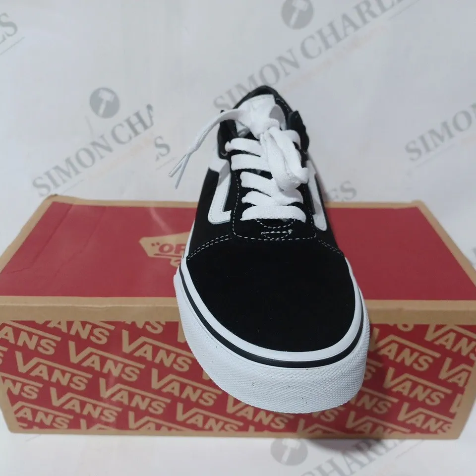 VANS OFF THE WALL PLAIN BLACK & WHITE SHOE - UK 4.5