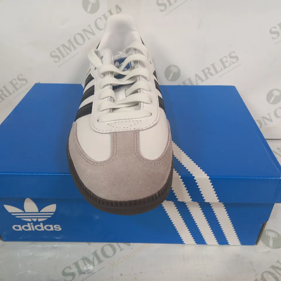 BOXED PAIR OF ADIDAS SAMBA SHOES IN WHITE/BLACK UK SIZE 5.5