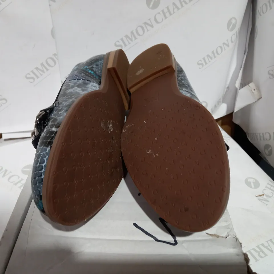 BOXED PAIR OF MODA BLUE SNAKE SKIN - SIZE 7