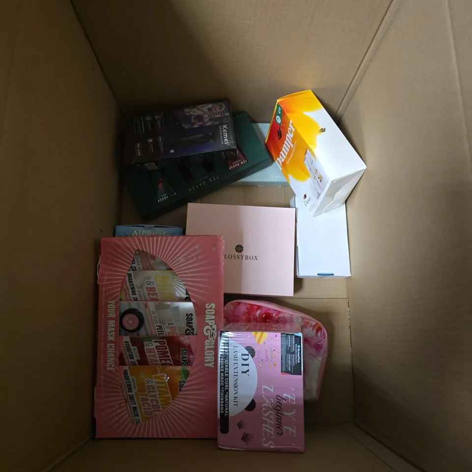 BOX OF APPROXIMATELY 15 BATH AND BODY GIFT SETS TO INCLUDE BAYLIS & HARDING, FATFACE AND MOON DAZE
