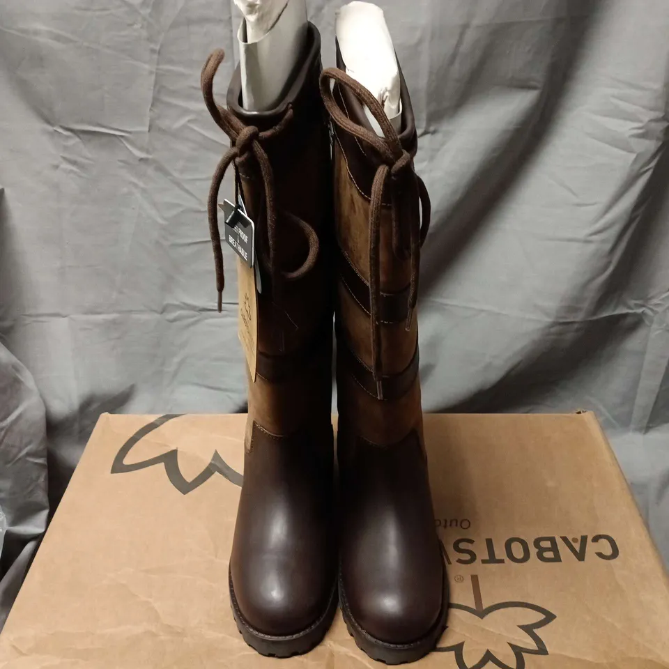 BOXED PAIR OF CABOTSWOOD AMBERLEY 2 OAK/BISON KNEE-HIGH BOOTS – UK 6 (EU 39)