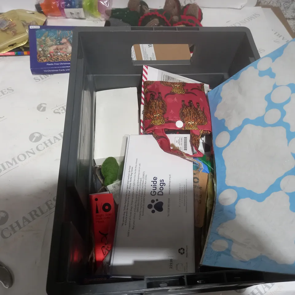 TOTE OF APPROXIMATELY 15 ASSORTED ITEMS TO INCLUDEA STICHTED MOUSE SET, A CHRISTMAS CARD SET AND A COCKER SPANIEL NOTEBOOK