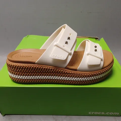 BOXED PAIR OF CROCS BROOKLYN WOVEN BUCKLE SANDALS - UK SIZE 4