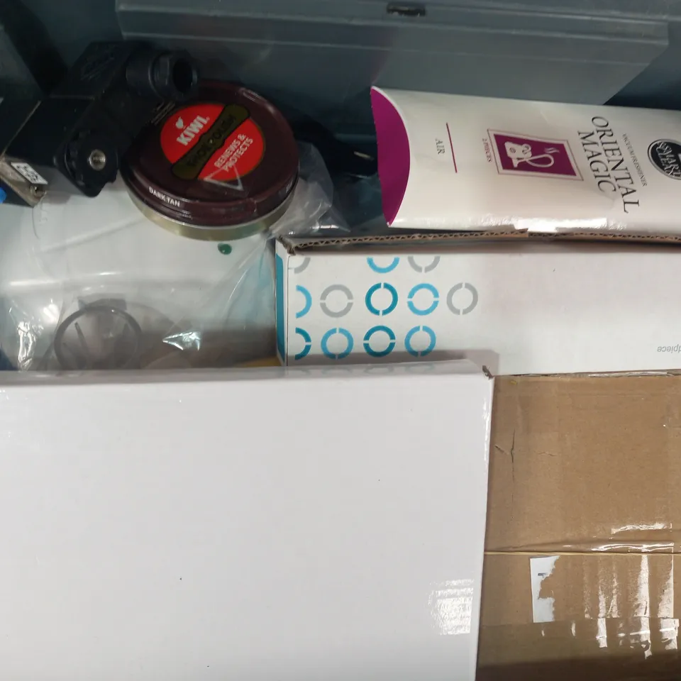 LOT OF APPROXIMATELY 15 ASSORTED HOUSEHOLD ITEMS TO INCLUDE CRYSTAL CLEAR EPOXY RESIN, DULUX SIMPLY REFRESH ONE COAT, ETC