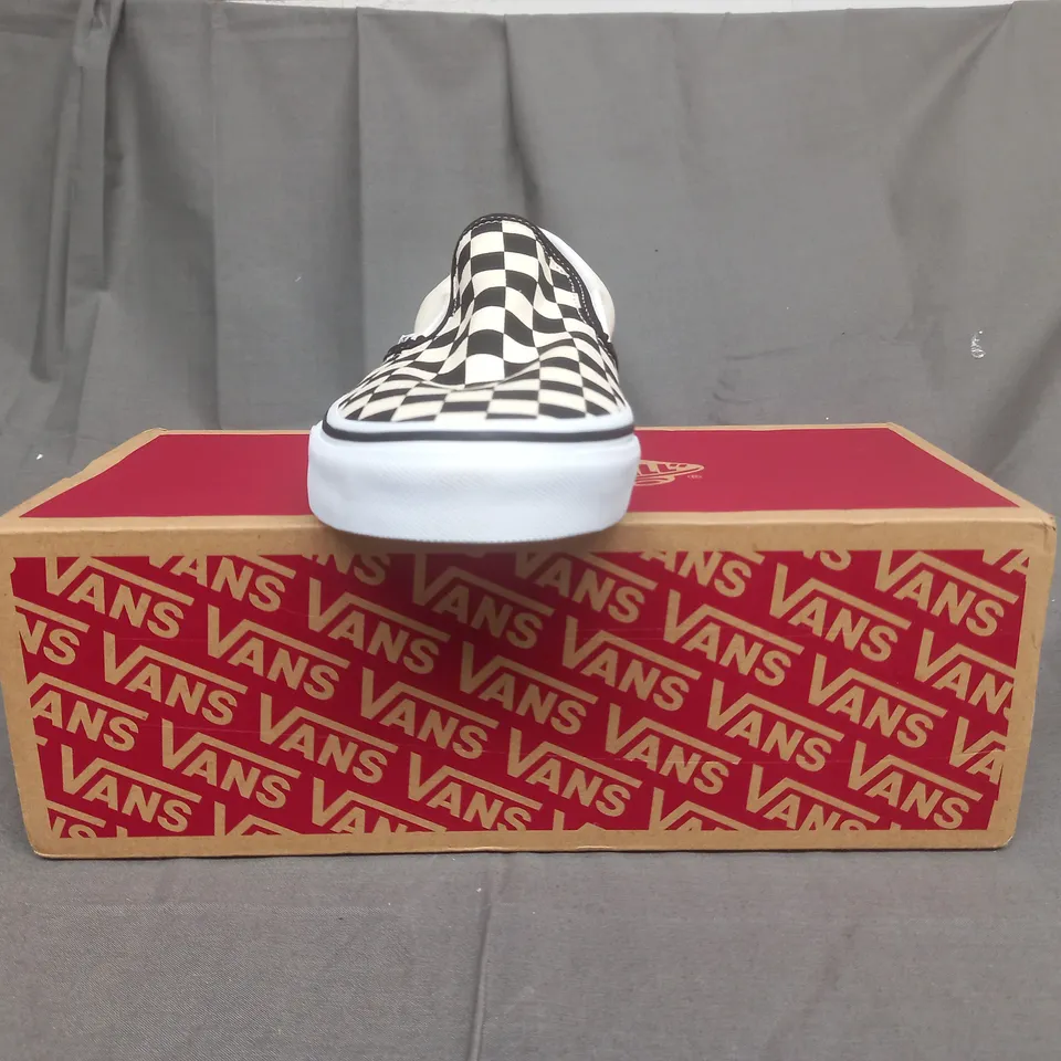 BOXED PAIR OF VANS ''OFF THE WALL'' SHOES IN WHITE AND BLACK CHECKBOARD UK SIZE 9