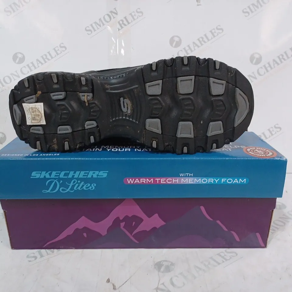 BOXED PAIR OF SKECHERS BOOTS IN BLACK SIZE 7