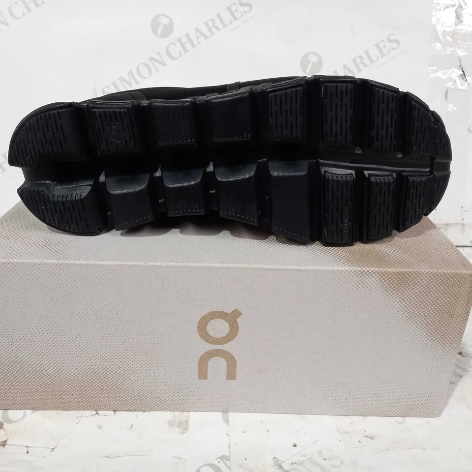 BOXED PAIR OF ON CLOUD 5 WATERPROOF TRAINERS IN BLACK UK SIZE 7
