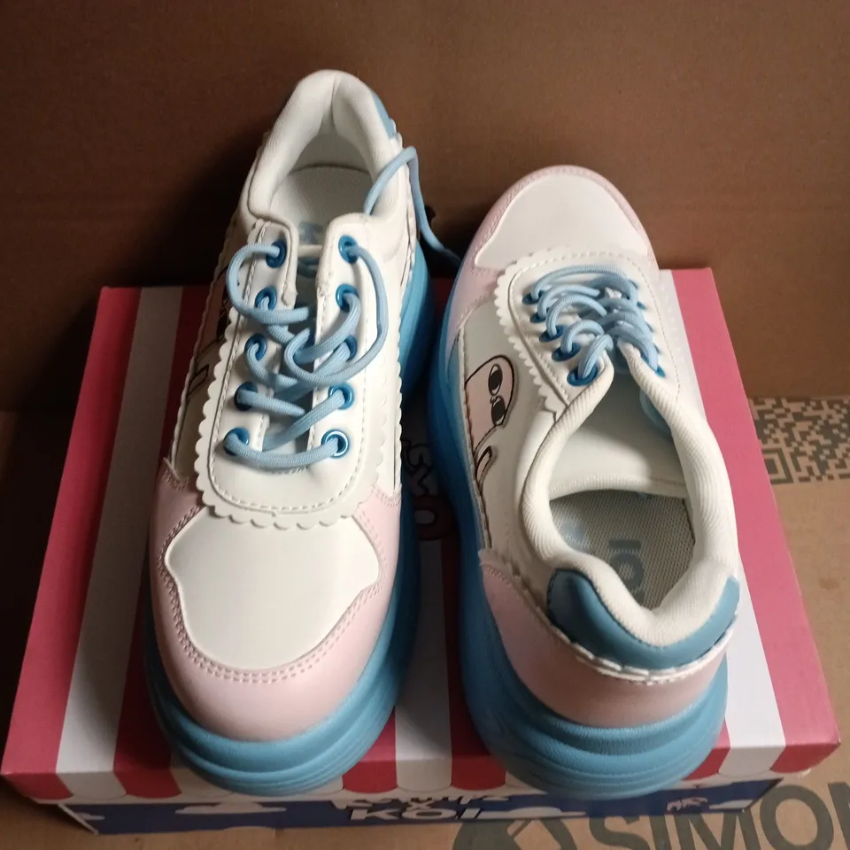  BOXED  KOI KETNIPZ BEAN SAYS HI CHUNKY TRAINERS IN BLUE - UK 5