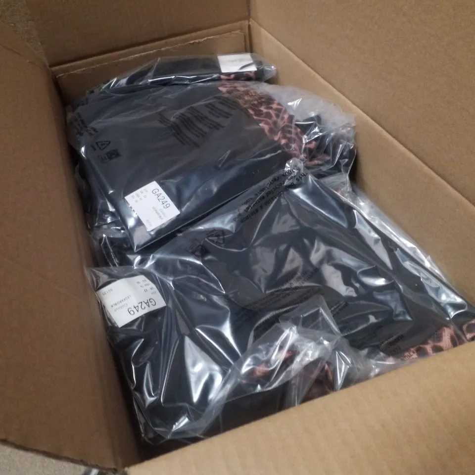 BOX CONTAINING APPROXIMATELY 40 BRAND NEW SIMPLY BE LEOPARD/BLACK ACTIVE TSHIRT - SIZE 22