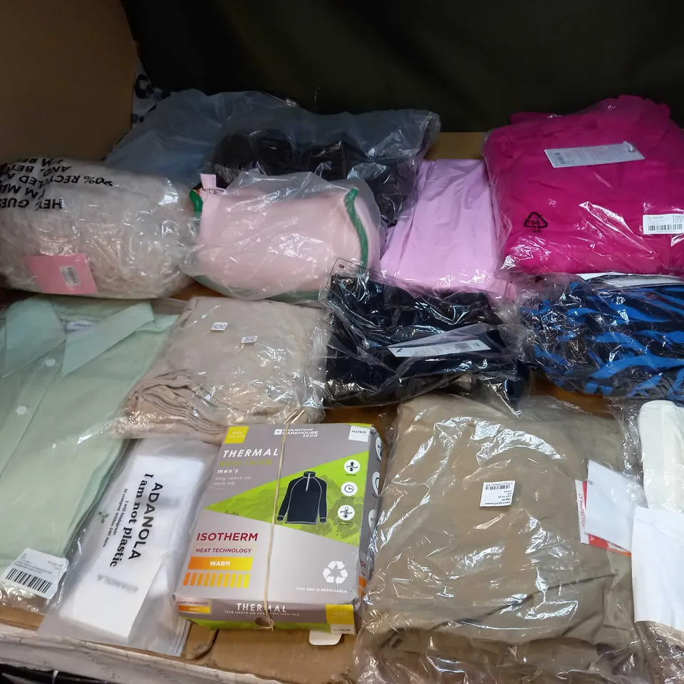 BOX OF APPROX 35 ASSORTED CLOTHING ITEMS TO INCLUDE - DRESSES, T-SHIRTS AND TROUSERS