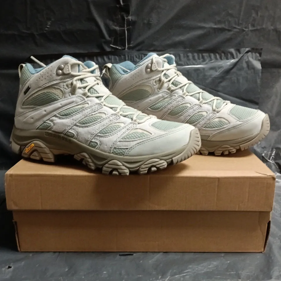 BOXED PAIR OF MERRELL MOAB 3 MID GTX SHOES IN PALE BLUE SIZE UK 10.5
