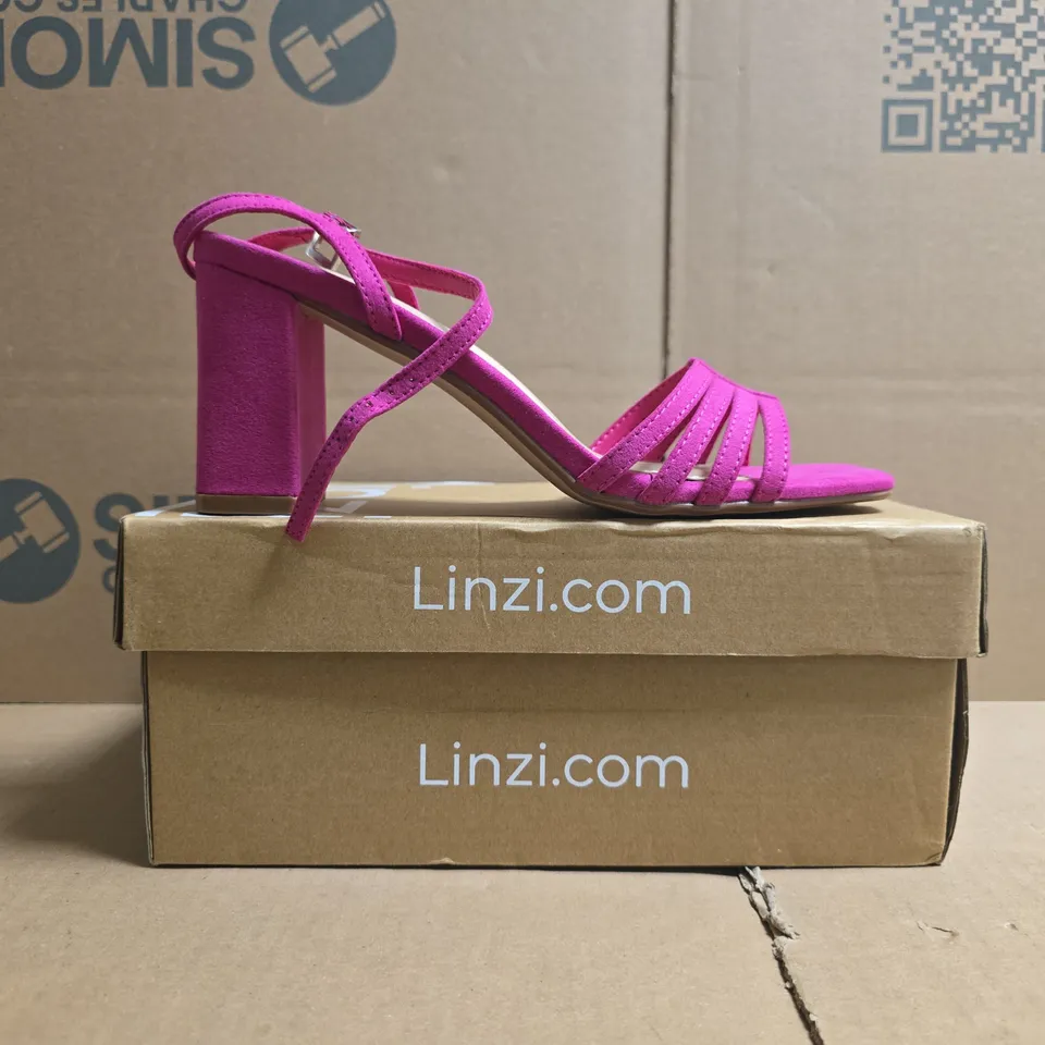 BOXED PAIR OF LINZI ANNIE 5 OPEN TOE BLOCK HEEL SANDALS IN FUCHSIA SIZE 5