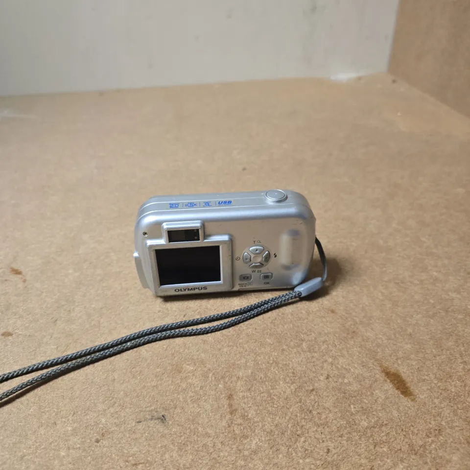OLYMPUS CAMEDIA C-150 DIGITAL CAMERA - SILVER
