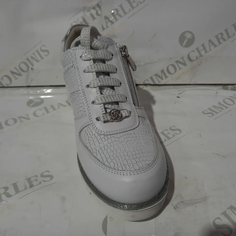 BOXED PAIR OF MODA IN PELLE FAUX LEATHER TRAINERS IN WHITE EU SIZE 38