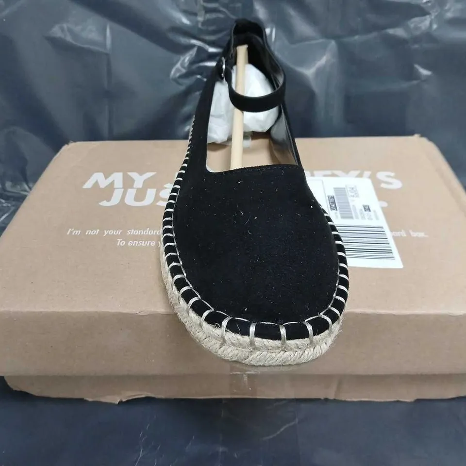 BOXED PAIR OF UNBRANDED SHOES IN BLACK SIZE UK 9