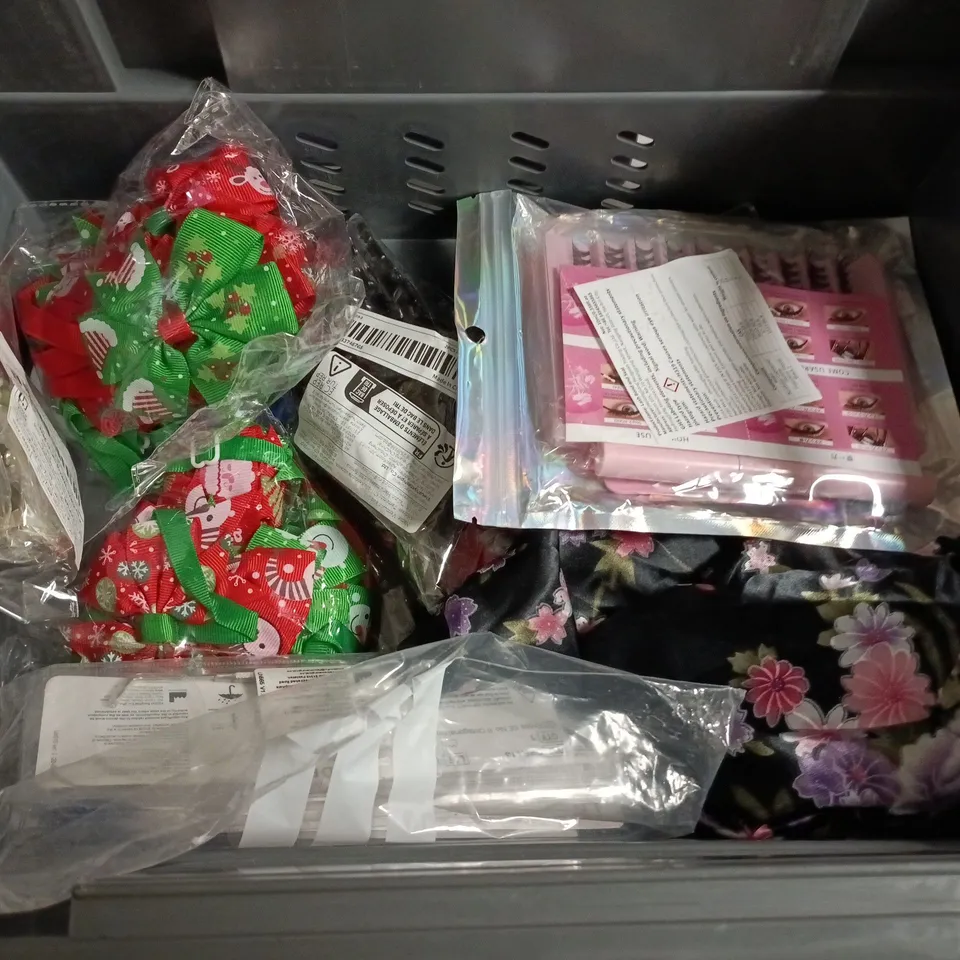 LOT OF APPROXIMATELY 15 ASSORTED HEALTH AND BEAUTY ITEMS TO INCLUDE RAZORS, HAIR BANDS, SPONGES AND EYE MASK 