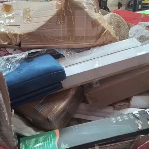 PALLET CONTAINING VARIOUS ASSORTED BOXED HOUSEHOLD ITEMS TO INCLUDE: SHOWER KITS, LARGE DOG CAR RAMP, AQUARIUM LIGHTS AND LOTS MORE UNMARKED BOXED ITEMS