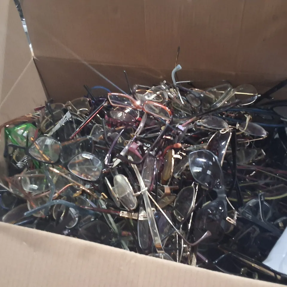PALLET CONTAINING APPROXIMATELY 4000 EYE GLASSES