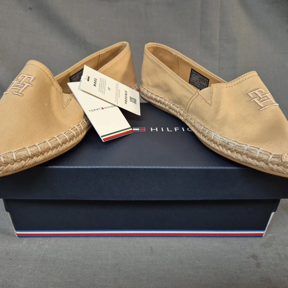 BOXED PAIR OF TOMMY HILFIGER EMBROIDERED FLAT SHOES IN WHEAT EU SIZE 37