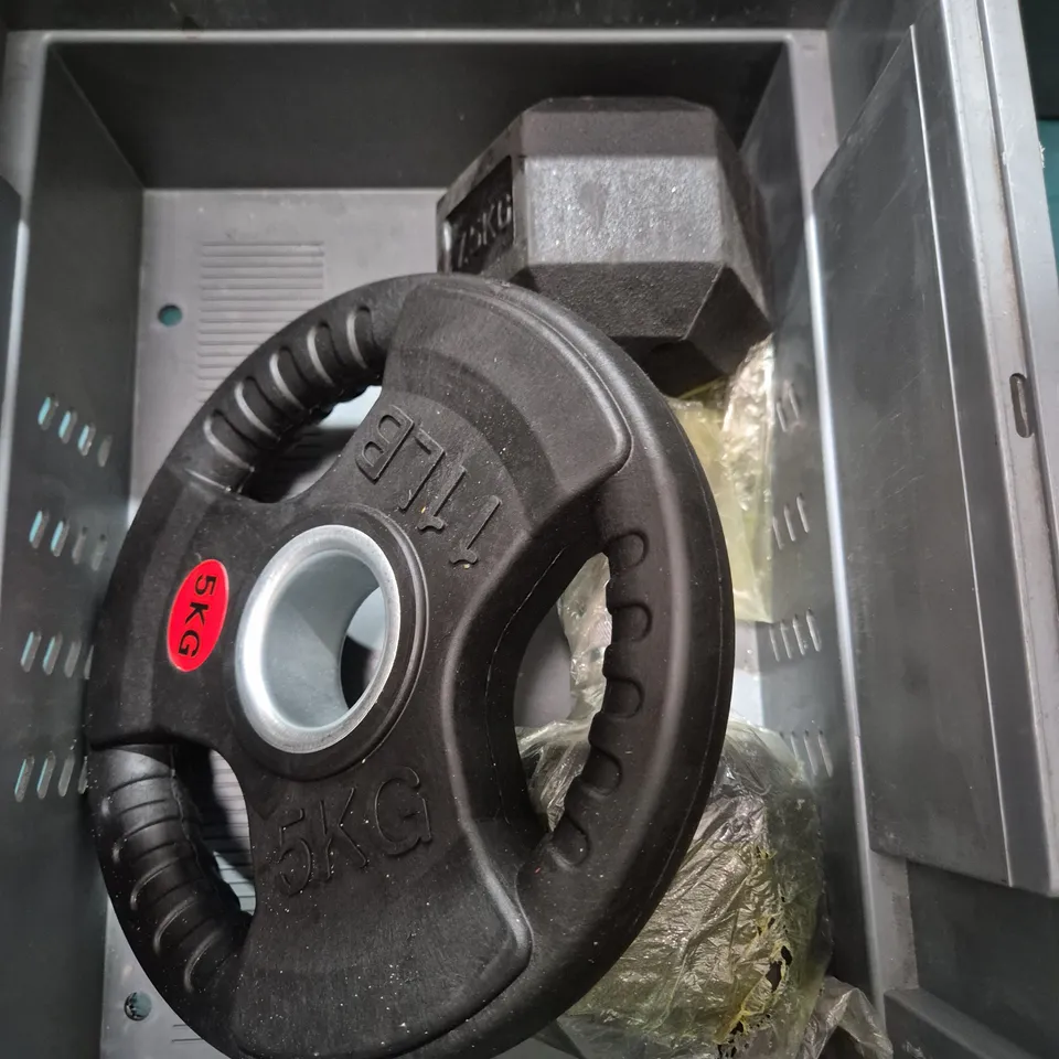 LOT OF 2 WEIGHTS 1 X DUMBBELL 7.5KG AND 1 X WEIGHT PLATE 5KG