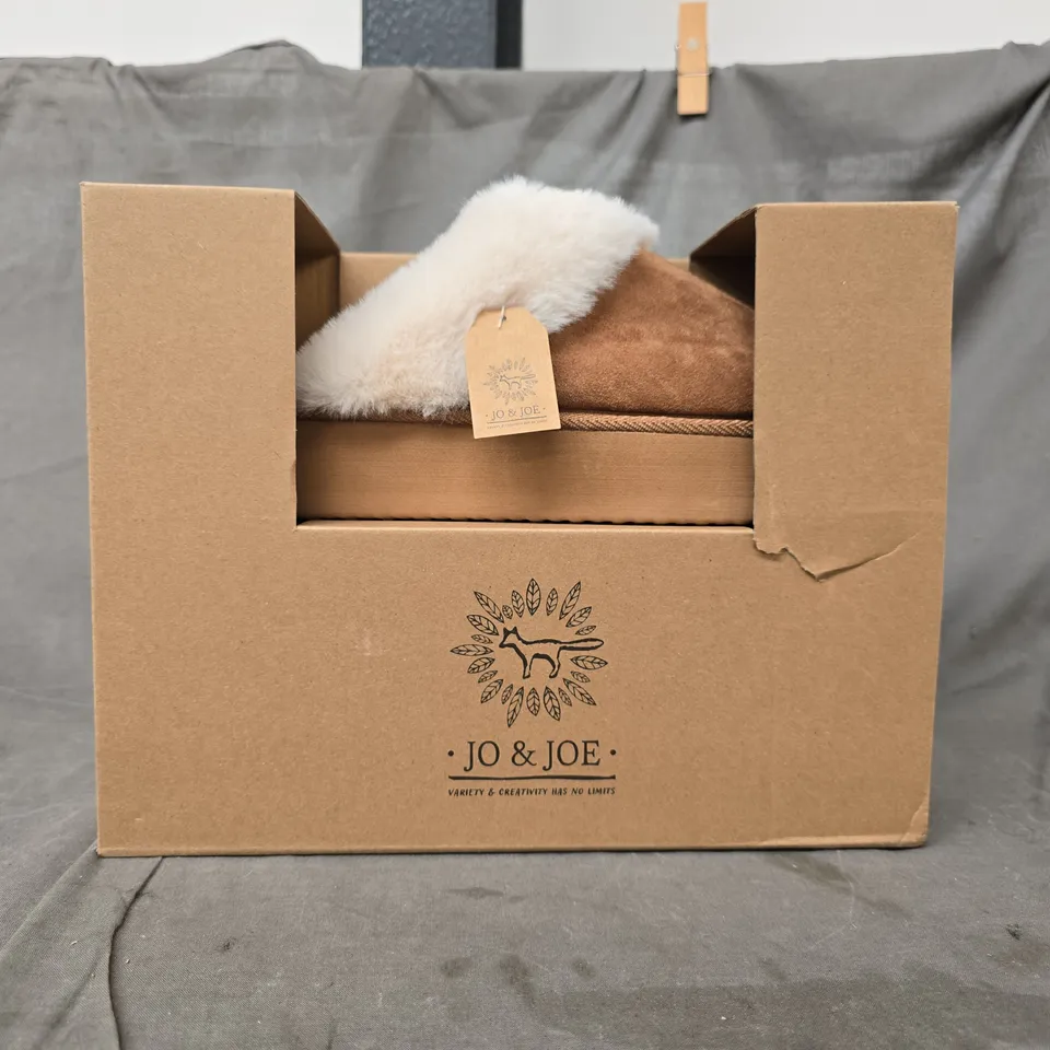 BOXED PAIR OF JO & JOE ERIN SLIPPERS IN COGNAC SIZE 5