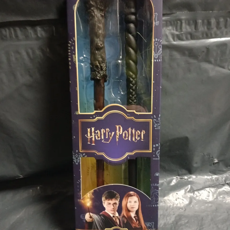 HARRY POTTER COLLECTIBLE WAND DUO - HARRY POTTER & GINNY WEASLEY