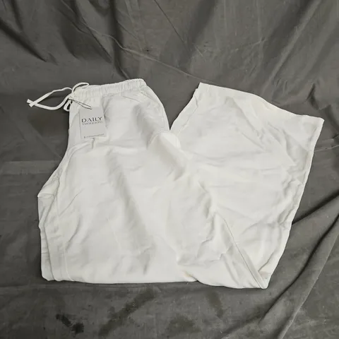 STRADIVARIUS DAILY TROUSERS IN OFF WHITE SIZE M