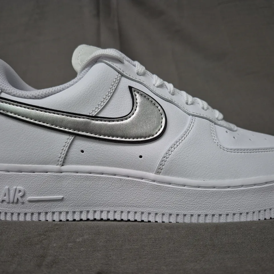 BOXED PAIR OF NIKE WOMEN'S AIR FORCE 1 '07 ESS SHOES IN WHITE/METALLIC SILVER UK SIZE 5.5