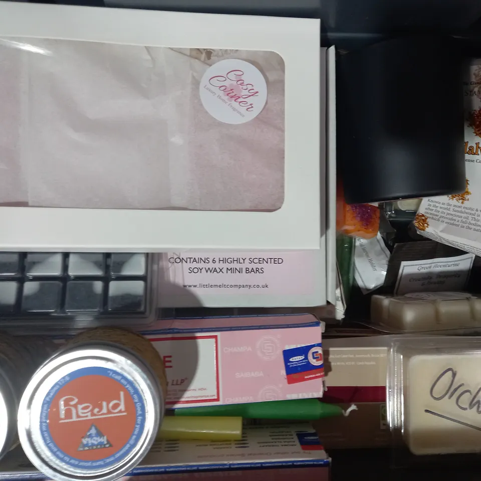 LOT OF APPROXIMATELY 10 ASSORTED HOUSEHOLD ITEMS TO INCLUDE MANDARIN & MIMOSA CANDLE, YANKEE CANDLE, HARMONY SUMMER WAX MELT, ETC