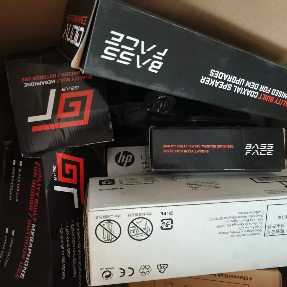BOX OF APPROXIMATELY 10 ASSORTED ITEMS TO INCLUDE BASS FACE GT-BX24 SPEAKER, ETC