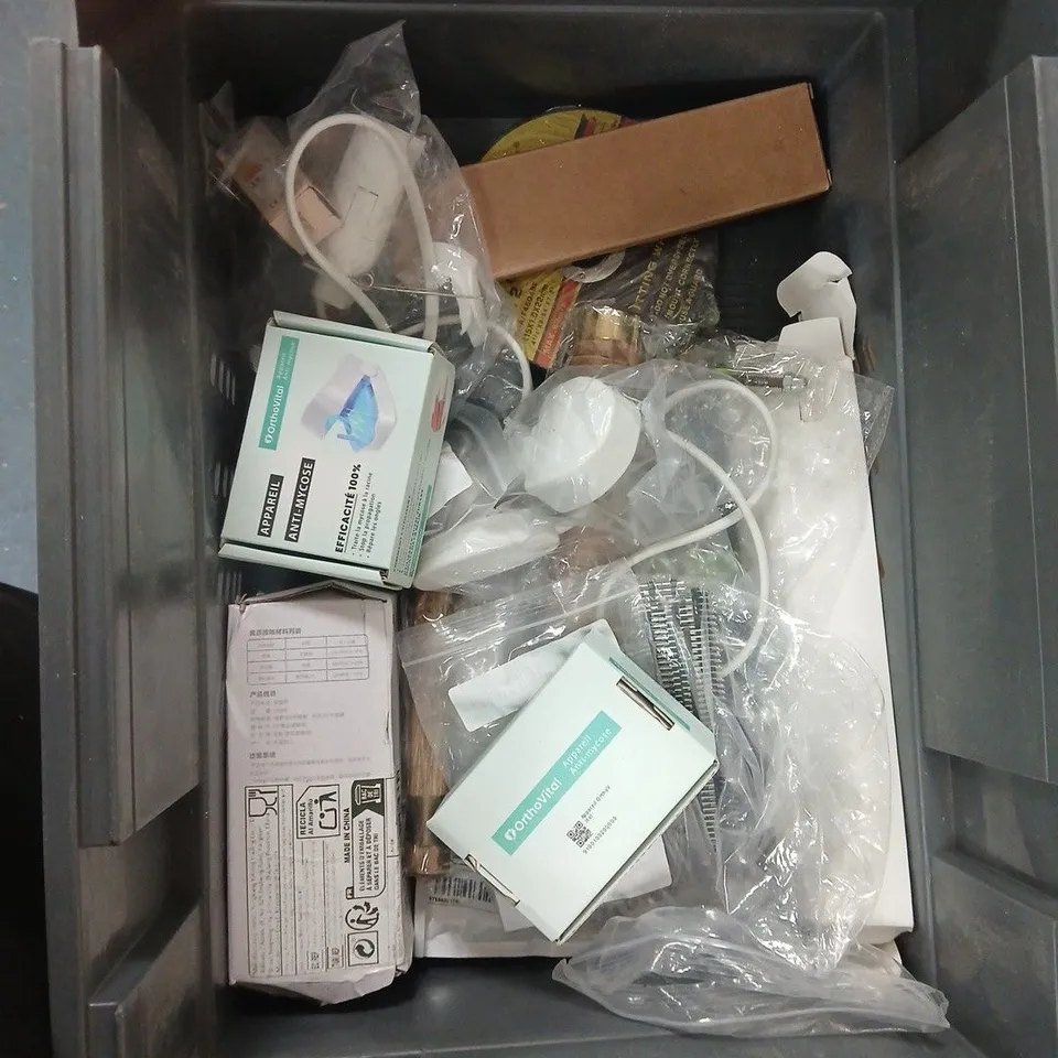 APPROXIMATELY 15 ASSORTED HOUSEHOLD PRODUCTS TO INCLUDE HALOGEN LIGHT BULBS, CALCULATOR, 2KG GRASS SEEDS ETC 