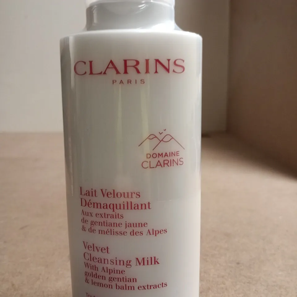 BOX OF APPROXIMATELY 10 ASSORTED BEAUTY PRODUCTS INCLUDING BLEACH LONDON HAIR DYE, CLARINS CLEASING MILK AND THE SOMERSET TOILETRY CO HAND WASH REFILL